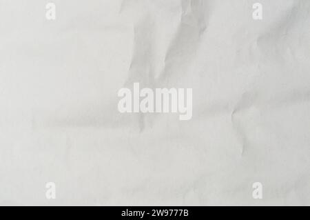 Zerknittertes oder zerknittertes weißes Schablonenpapier oder -Taschentuch wird für die Hintergrundtextur verwendet. Stockfoto