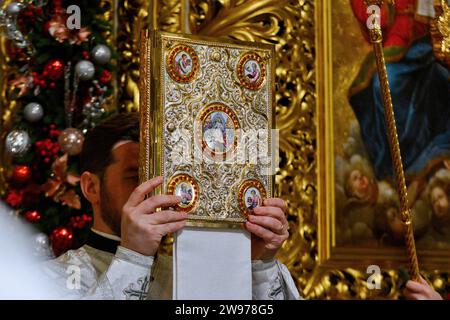 Kiew, Ukraine. Dezember 2023. Der orthodoxe Priester hält einen orthodoxen Weihnachtsgottesdienst im St. Michael's Golden Dome Kloster in Kiew ab. Die Ukrainer bereiten sich zum ersten Mal darauf vor, Weihnachten am 25. Dezember zu feiern, nachdem die Regierung das Datum vom 7. Januar geändert hat, an dem die meisten orthodoxen Gläubigen feiern, in einem Strauß nach Russland. Quelle: SOPA Images Limited/Alamy Live News Stockfoto