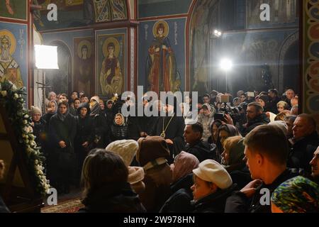 Kiew, Ukraine. Dezember 2023. Die Menschen nehmen an einem Gebetsgottesdienst am Heiligabend in St. Teil Michaels goldene Kathedrale in Kiew. Die Ukrainer bereiten sich zum ersten Mal darauf vor, Weihnachten am 25. Dezember zu feiern, nachdem die Regierung das Datum vom 7. Januar geändert hat, an dem die meisten orthodoxen Gläubigen feiern, in einem Strauß nach Russland. Quelle: SOPA Images Limited/Alamy Live News Stockfoto