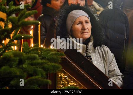 Kiew, Ukraine. Dezember 2023. Die Menschen nehmen an einem Gebetsgottesdienst am Heiligabend in St. Teil Michaels goldene Kathedrale in Kiew. Die Ukrainer bereiten sich zum ersten Mal darauf vor, Weihnachten am 25. Dezember zu feiern, nachdem die Regierung das Datum vom 7. Januar geändert hat, an dem die meisten orthodoxen Gläubigen feiern, in einem Strauß nach Russland. Quelle: SOPA Images Limited/Alamy Live News Stockfoto