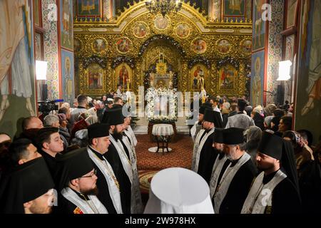 Kiew, Ukraine. Dezember 2023. Orthodoxe Priester halten eine orthodoxe Weihnachtsfeier im Kloster St. Michael mit goldener Kuppel in Kiew ab. Die Ukrainer bereiten sich zum ersten Mal darauf vor, Weihnachten am 25. Dezember zu feiern, nachdem die Regierung das Datum vom 7. Januar geändert hat, an dem die meisten orthodoxen Gläubigen feiern, in einem Strauß nach Russland. Quelle: SOPA Images Limited/Alamy Live News Stockfoto