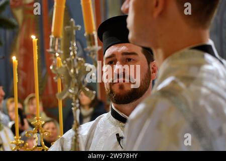 Kiew, Ukraine. Dezember 2023. Orthodoxe Priester bereiten sich auf den orthodoxen Weihnachtsgottesdienst im Kloster St. Michael in Kiew vor. Die Ukrainer bereiten sich zum ersten Mal darauf vor, Weihnachten am 25. Dezember zu feiern, nachdem die Regierung das Datum vom 7. Januar geändert hat, an dem die meisten orthodoxen Gläubigen feiern, in einem Strauß nach Russland. Quelle: SOPA Images Limited/Alamy Live News Stockfoto