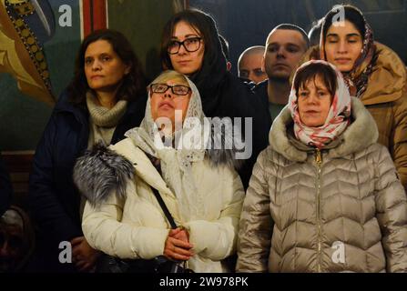 Kiew, Ukraine. Dezember 2023. Die Menschen nehmen an einem Gebetsgottesdienst am Heiligabend in St. Teil Michaels goldene Kathedrale in Kiew. Die Ukrainer bereiten sich zum ersten Mal darauf vor, Weihnachten am 25. Dezember zu feiern, nachdem die Regierung das Datum vom 7. Januar geändert hat, an dem die meisten orthodoxen Gläubigen feiern, in einem Strauß nach Russland. (Foto: Aleksandr Gusev/SOPA Images/SIPA USA) Credit: SIPA USA/Alamy Live News Stockfoto