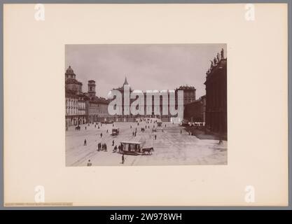 Ansicht des Palazzo reale in Turin, Italien, Giacomo Brogi (möglicherweise), 1864 - 1881 Foto Turijnpublisher: Florenz Karton. Palast mit Papieralbumendruck. Platz, Ort, Zirkus usw. Königspalast Stockfoto