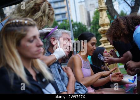 Buenos Aires, Argentinien. Dezember 2023. Unter dem Motto "keine Familie ohne Weihnachten" feiern Straßenfamilien und Arbeiter in der Volkswirtschaft Weihnachten vor dem argentinischen Kongress in Buenos Aires. Das traditionelle Weihnachtsessen wird von der UTEP (Organization of Workers of the National Economy) und Proyecto 7 organisiert, einer Organisation, die mit Menschen auf der Straße zusammenarbeitet. Quelle: Guido Piotrkowski/dpa/Alamy Live News Stockfoto