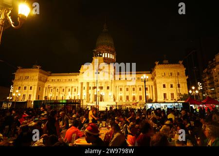 Buenos Aires, Argentinien. Dezember 2023. Unter dem Motto "keine Familie ohne Weihnachten" feiern Straßenfamilien und Arbeiter in der Volkswirtschaft Weihnachten vor dem argentinischen Kongress in Buenos Aires. Das traditionelle Weihnachtsessen wird von der UTEP (Organization of Workers of the National Economy) und Proyecto 7 organisiert, einer Organisation, die mit Menschen auf der Straße zusammenarbeitet. Quelle: Guido Piotrkowski/dpa/Alamy Live News Stockfoto