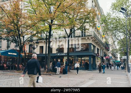 Paris, Frankreich, 18. Oktober 2023: Menschen auf der Straße in Paris Stockfoto