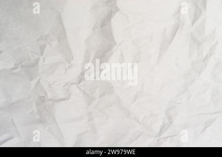 Zerknittertes oder zerknittertes weißes Schablonenpapier oder -Taschentuch wird für die Hintergrundtextur verwendet. Stockfoto