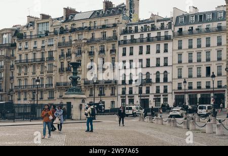 Paris, Frankreich, 18. Oktober 2023: Menschen auf der Straße in Paris Stockfoto