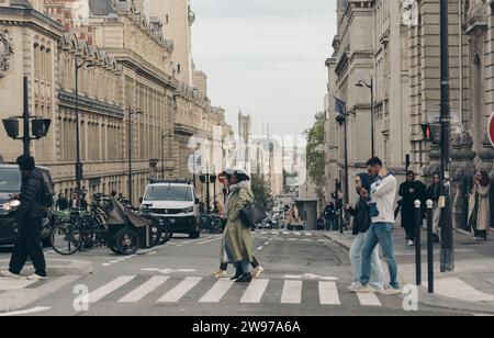 Paris, Frankreich, 18. Oktober 2023: Menschen auf der Straße in Paris Stockfoto