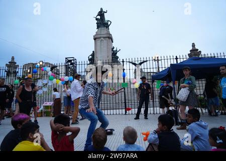 Buenos Aires, Argentinien. Dezember 2023. Unter dem Motto "keine Familie ohne Weihnachten" feiern Straßenfamilien und Arbeiter in der Volkswirtschaft Weihnachten vor dem argentinischen Kongress in Buenos Aires. Das traditionelle Weihnachtsessen wird von der UTEP (Organization of Workers of the National Economy) und Proyecto 7 organisiert, einer Organisation, die mit Menschen auf der Straße zusammenarbeitet. Quelle: Guido Piotrkowski/dpa/Alamy Live News Stockfoto