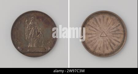 Heirat von Friedrich, Prinz der Niederlande, und Louise, Prinzessin von Preußen in Berlin, Joseph Pierre Braemt, Geschichtsmedaille 1825 Silbermedaille. Vorderseite: Frau mit Rochen, die die Freimaurerei repräsentiert, steht auf drei Stufen; in ihrer erhobenen rechten Hand hält sie einen Akazienzweig, mit der linken Hand hält sie zwei Rosen für zwei Schilde, die vor brennendem Altar stehen; auf der linken Säule mit dem Buchstaben j auf der Basis, dazu ein Akazienstrauch, auf der rechten Säule mit dem Buchstaben B auf dem Sockel, dazu ein Rosenstrauch; im Vordergrund roher und verarbeiteter Stein, Freimaurerwerkzeuge und Rollenpergament in Omsc Stockfoto