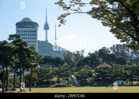 Seoul, Südkorea - 11. Oktober 2022: Blick auf das Gebäude im Namsan Park mit N Seoul Tower. Südkorea Stockfoto