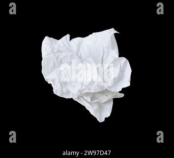 Einzelnes zerknittertes oder zerknittertes Taschentuch oder Serviette in seltsamer Form nach der Verwendung in der Toilette oder Toilette ist auf schwarzem Hintergrund mit Beschneidungspfad isoliert Stockfoto