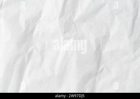 Zerknittertes oder zerknittertes weißes Schablonenpapier oder -Taschentuch wird für die Hintergrundtextur verwendet. Stockfoto