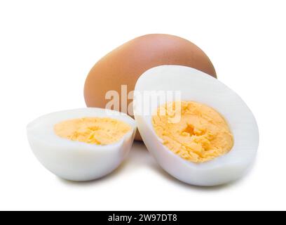 Nahaufnahme gekochter Hühnereier mit geschälten Hälften sind auf weißem Hintergrund mit Schnittpfad isoliert. Foto mit selektivem Fokus Stockfoto