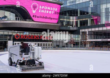 16. Dezember 2023: Edmonton alberta Kanada: Zamboni erneuert die Eisbahn Stockfoto