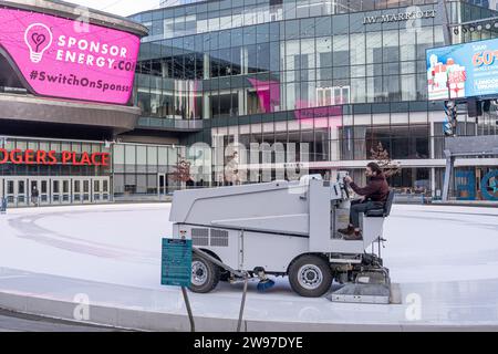 16. Dezember 2023: Edmonton alberta Kanada: Zamboni erneuert die Eisbahn Stockfoto
