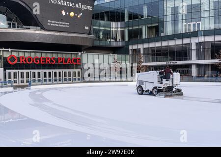 16. Dezember 2023: Edmonton alberta Kanada: Zamboni erneuert die Eisbahn Stockfoto
