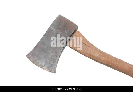 Alte Rost schmutzige dunkelgraue Axt mit braunem Holzhelm ist auf weißem Hintergrund mit Beschneidungspfad isoliert. Stockfoto