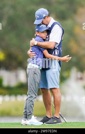 17. Dezember 2023, Orlando, Florida, USA: Mike McGee (R) und sein Sohn will McGee umarmen sich in der Finalrunde der PNC Championship 2023 im Ritz-Carlton Golf Club auf dem 18. Green. (Kreditbild: © Debby Wong/ZUMA Press Wire) NUR REDAKTIONELLE VERWENDUNG! Nicht für kommerzielle ZWECKE! Stockfoto