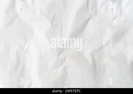 Zerknittertes oder zerknittertes weißes Schablonenpapier oder -Taschentuch nach der Verwendung in Toilette oder Toilette mit großem Kopierraum wird für die Hintergrundtextur in dekorativen Bereichen verwendet Stockfoto