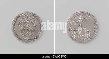 Heirat von Karel Christiaan van Nassau-Weilburg und Carolina, Prinzessin von Oranje-Nassau, Nicolaas van Swinderen, Geschichtsmedaille 1760 Silbermedaille. Vorderseite: Hand aus Wolken hält ein Band, mit dem zwei Wappen, die im Oranjeboom hängen, innerhalb einer Änderung zusammengebunden sind; Schnitt: Datum. Rückwärts: Mercurius mit geflügeltem Hut und Stab hält Uhr mit Inschrift; einschließlich Venus, die von Cupido mit Blumen aus dem Korb bestreut wird; im Hintergrund die drei Gratien in der Abdeckung Amsterdam Silber (Metall), die den Haag (Metallverarbeitung) auffallen Stockfoto