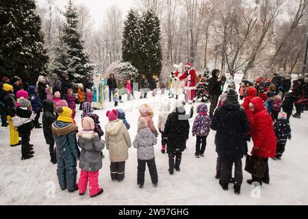 St. Petersburg, Russland. Dezember 2023. Während der Silvesterfeier tanzen die Menschen rund um den Weihnachtsbaum, Credit: SOPA Images Limited/Alamy Live News Stockfoto