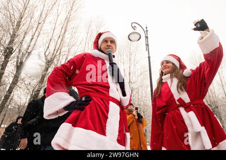 St. Petersburg, Russland. Dezember 2023. Künstler in Silvesterkostümen, die während der Silvesterfeier in St. Petersburg zu sehen sind. Quelle: SOPA Images Limited/Alamy Live News Stockfoto