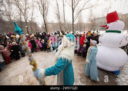 St. Petersburg, Russland. Dezember 2023. Ein Künstler, der als Vater Frost verkleidet ist, tritt während der Silvesterfeier vor einem Publikum in St. Petersburg auf. Quelle: SOPA Images Limited/Alamy Live News Stockfoto