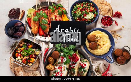 Nahöstliche oder arabische Gerichte auf hellem Hintergrund. Leckeres traditionelles Essen. Ansicht oben Stockfoto