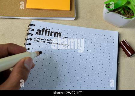 Definition eines Affirmworts mit einer Bedeutung auf einem Buch. Wörterbuchkonzept Stockfoto