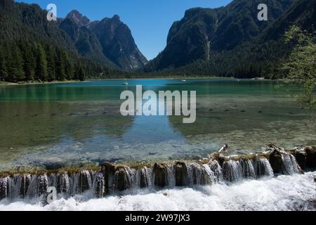 Pragser Lago - paradiso naturale tra le Dolomiti di Prags Stockfoto