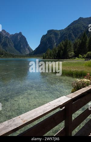Pragser See - ein Naturparadies in den Pragser Dolomiten Stockfoto