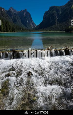 Pragser See - ein Naturparadies in den Pragser Dolomiten Stockfoto