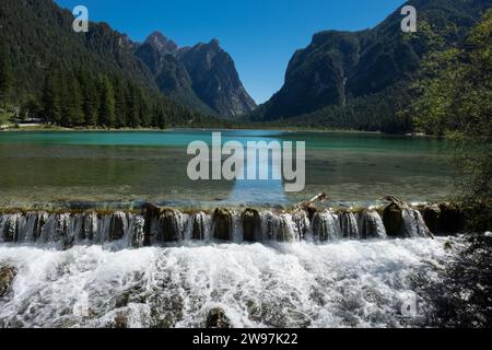Pragser See - ein Naturparadies in den Pragser Dolomiten Stockfoto