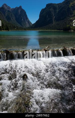Pragser See - ein Naturparadies in den Pragser Dolomiten Stockfoto