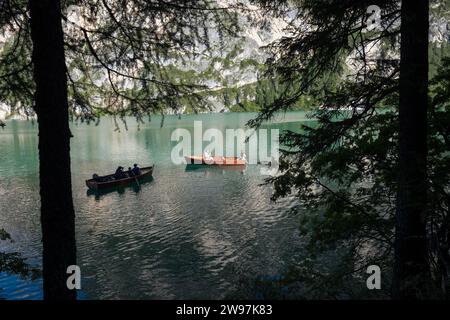 Pragser See - ein Naturparadies in den Pragser Dolomiten Stockfoto