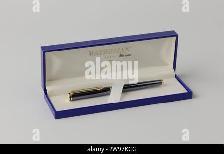 Stift und Stiftekasten verwendet bei der Unterzeichnung der Protokolle der Übertragung in der Privatisierung des Rijksmuseums, Waterman, 1995 Stift Blauer grauer Roller mit goldfarbenen Kanten am Ende, entlang der Füllung und der Kappe. Goldfarbener Clip; schwarze Füllung. Frankreich Legierung. Karton Amsterdam Stockfoto
