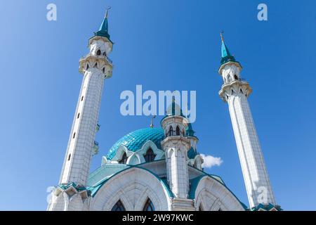 Die Kul-Sharif-Moschee steht an einem sonnigen Tag unter blauem Himmel. Kasan Kreml, Republik Tatarstan, Russland Stockfoto