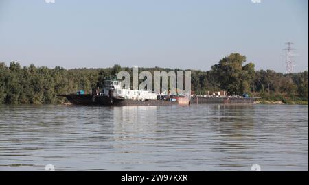 Ein Schubboot und ein Frachtschiff an der Donau Stockfoto