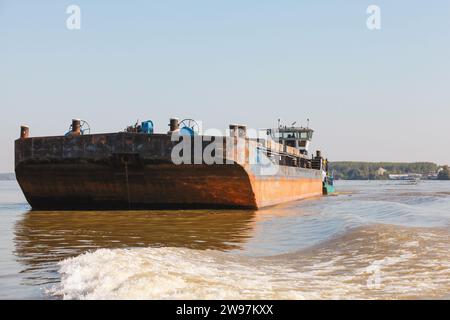 Frachtkahn und Schubboot sind unterwegs. Donau Stockfoto