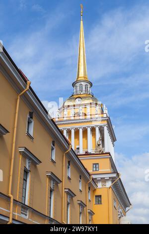 Das Admiralitätsgebäude, ehemaliges Hauptquartier des Admiralitätsrates und der Kaiserlichen Russischen Marine in St. Petersburg. Vertikales Foto Stockfoto