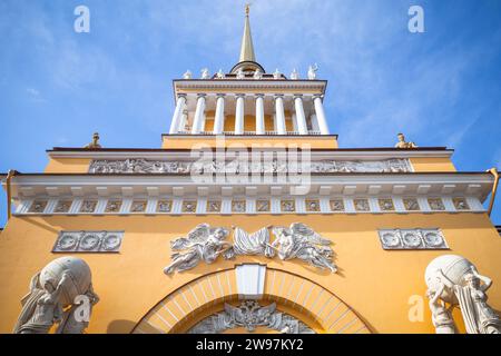 Die Fassade des Admiralitätsgebäudes, ehemaliges Hauptquartier des Admiralitätsrates und der Kaiserlichen Russischen Marine in St. Petersburg Stockfoto