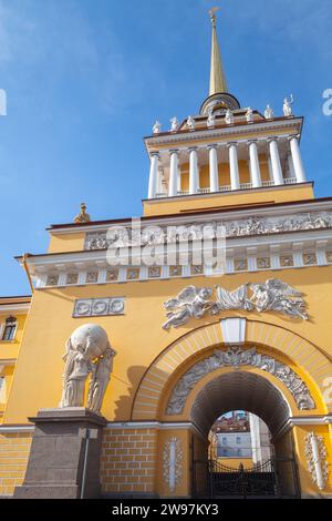 Das Admiralitätsgebäude, ehemaliges Hauptquartier des Admiralitätsrates und der kaiserlichen russischen Marine in St. Petersburg Stockfoto