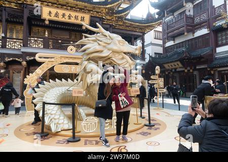 SHANGHAI, CHINA - 25. DEZEMBER 2023 - Bürger machen Fotos vor einer riesigen Drachenskulptur während des Laternenfestes des Jahres des Drachen Stockfoto