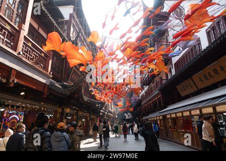 SHANGHAI, CHINA - 25. DEZEMBER 2023 - Besucher besuchen das Laternenfest des Jahres des Drachen im Yu Garden in Shanghai, China, 25. Dezember 2023. Stockfoto