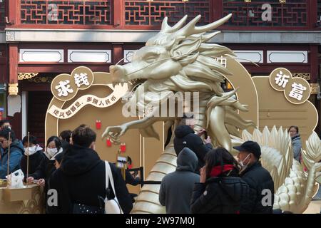 SHANGHAI, CHINA - 25. DEZEMBER 2023 - Eine riesige Drachenskulptur wird beim Laternenfest des Jahres des Drachen im Yu-Garten in Shanghai, Chi, gesehen Stockfoto