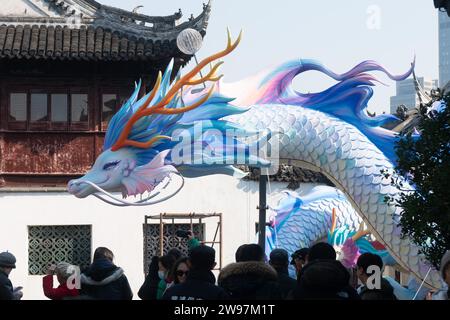 SHANGHAI, CHINA - 25. DEZEMBER 2023 - Besucher besuchen das Laternenfest des Jahres des Drachen im Yu Garden in Shanghai, China, 25. Dezember 2023. Stockfoto