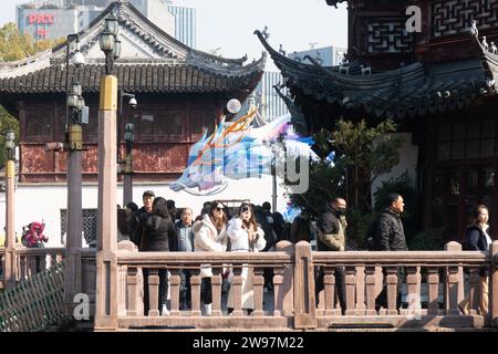 SHANGHAI, CHINA - 25. DEZEMBER 2023 - Besucher besuchen das Laternenfest des Jahres des Drachen im Yu Garden in Shanghai, China, 25. Dezember 2023. Stockfoto